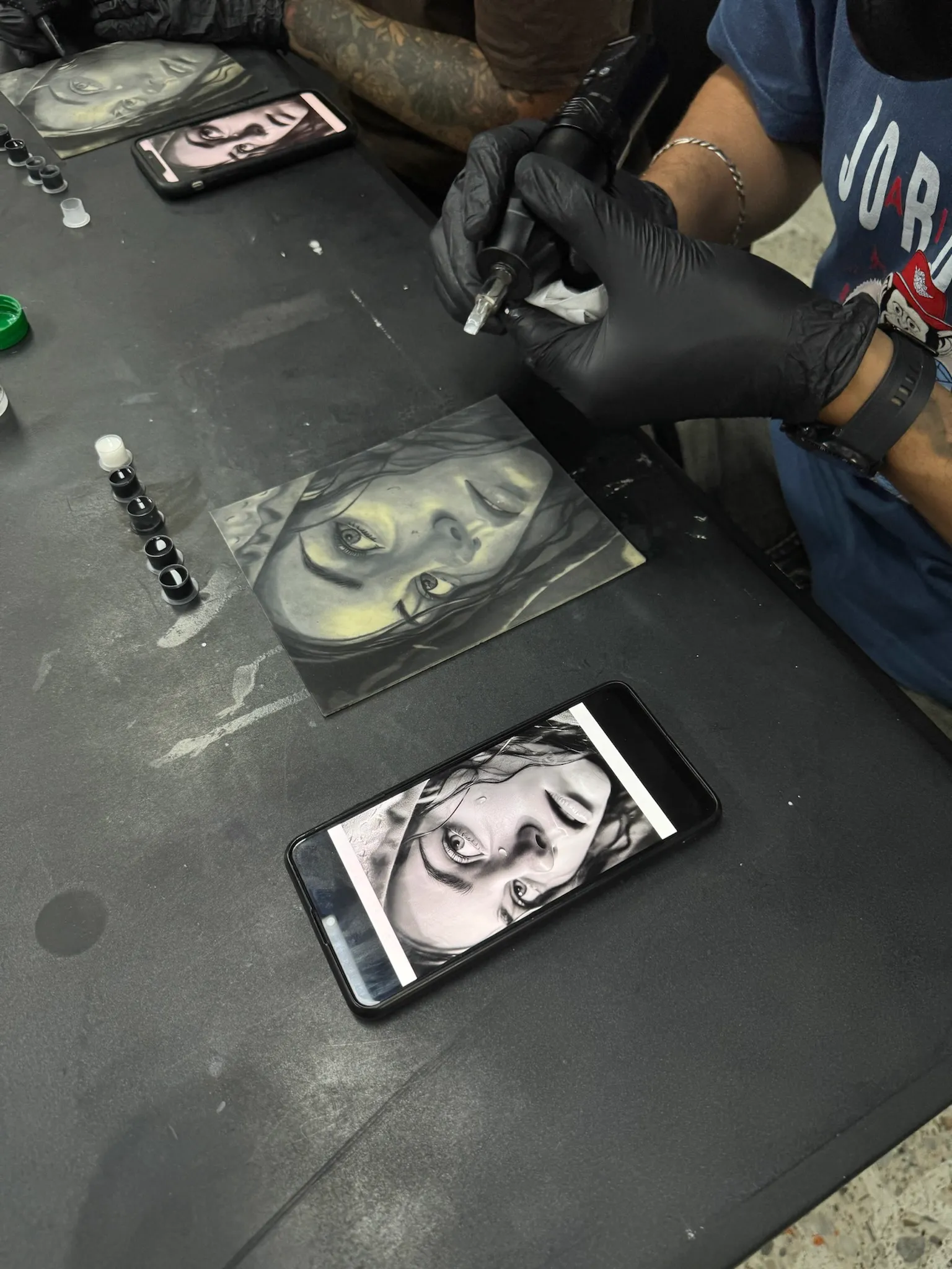 Práctica de líneas y sombras sobre piel sintética