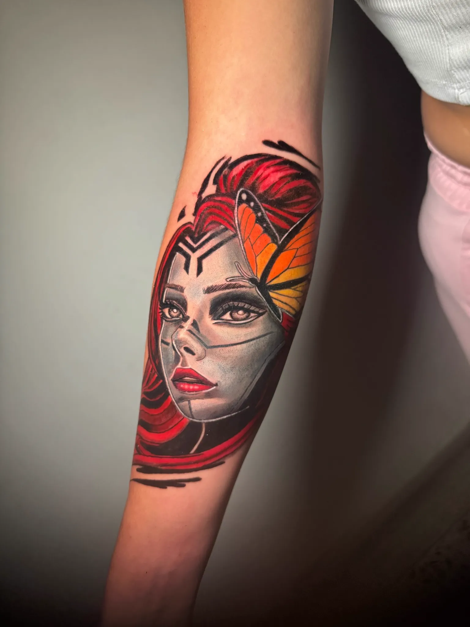 Tatuaje de mujer con mariposa