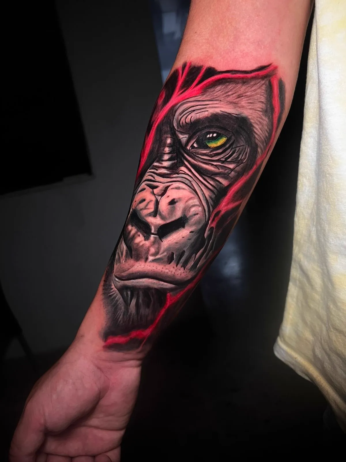 Tatuaje realista de gorila