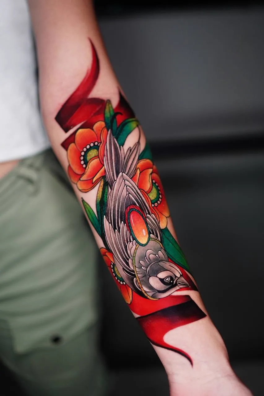 Tatuaje neotradicional de pájaro con flores